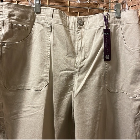 Gloria Vanderbilt Pull On Capris Beige 22W NWT - Picture 3 of 10